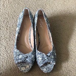 Flower Grayish Black wedges hardly warn